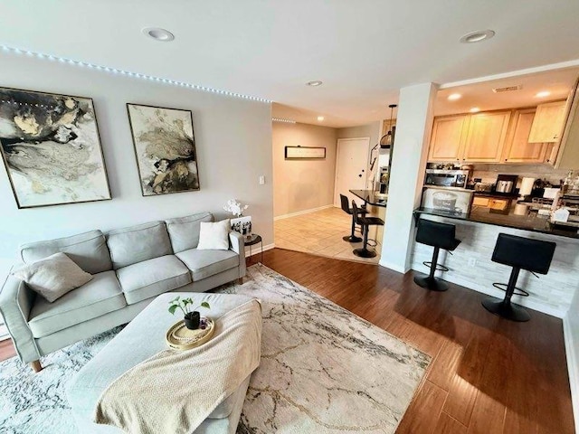 living area featuring dark wood-style flooring, recessed lighting, and baseboards