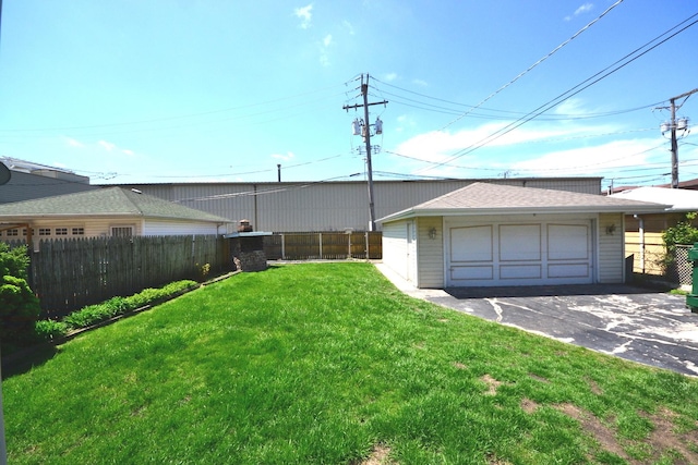 2820 S Shields Ave, Chicago, IL 60616 - view of yard with a garage and an outdoor structure