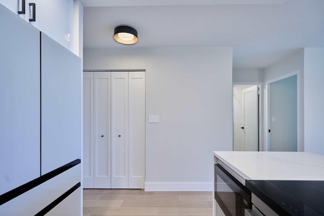 555 W Cornelia Ave Unit 1906, Chicago, IL 60657 - corridor featuring light wood-style flooring and baseboards