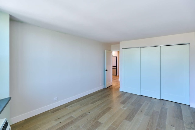 555 W Cornelia Ave Unit 1906, Chicago, IL 60657 - unfurnished bedroom featuring light wood-style flooring, baseboards, and a closet