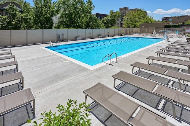 555 W Cornelia Ave Unit 1906, Chicago, IL 60657 - community pool with a patio