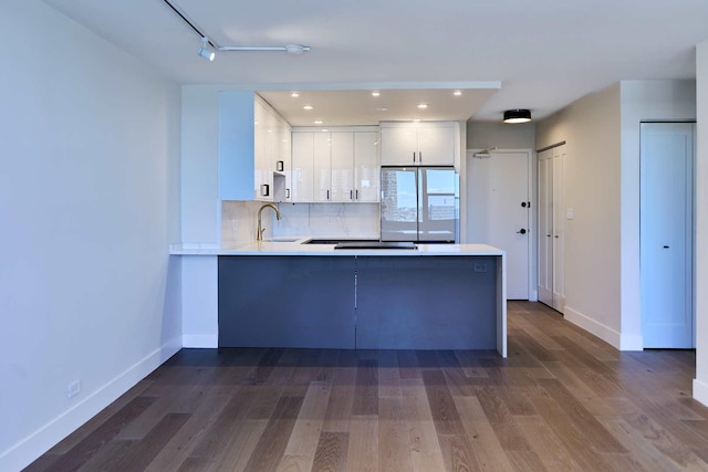555 W Cornelia Ave Unit 1906, Chicago, IL 60657 - kitchen featuring refrigerator, a peninsula, baseboards, dark wood-type flooring, and light countertops