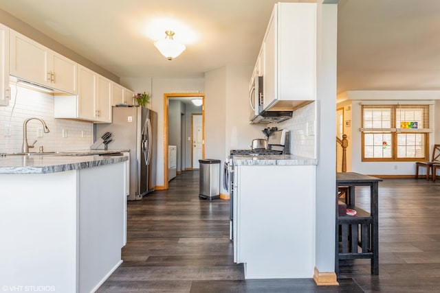 165 Mclaren Dr N, Sycamore, IL 60178 - kitchen with stainless steel appliances, backsplash, baseboards, and dark wood finished floors