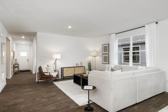 living area with dark wood-style floors, recessed lighting, and baseboards