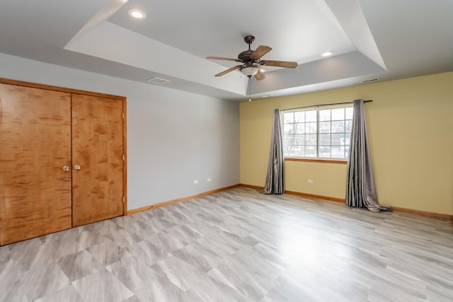 18034 Donatus Dr, Lansing, IL 60438 - empty room featuring a ceiling fan, a tray ceiling, visible vents, baseboards, and recessed lighting