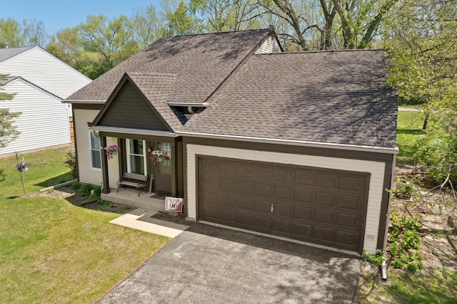 view of front facade with a shingled roof, an attached garage, driveway, and a front yard