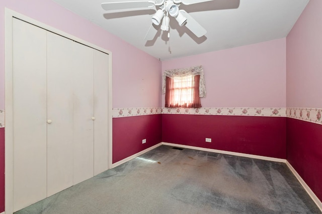 unfurnished bedroom with carpet, ceiling fan, a closet, and baseboards