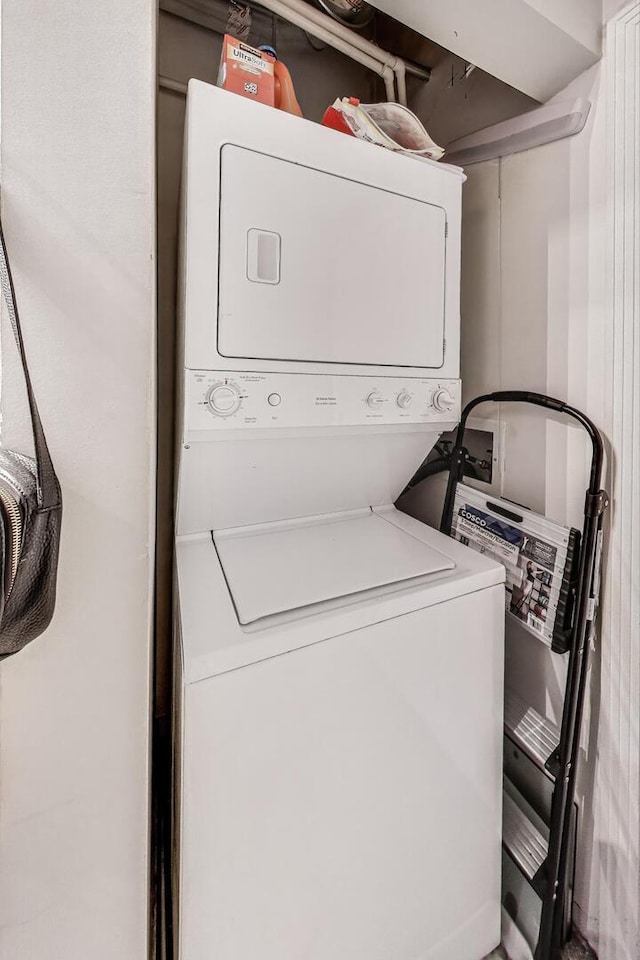 411 W Ontario St Unit 311, Chicago, IL 60654 - laundry area featuring laundry area and stacked washer / drying machine