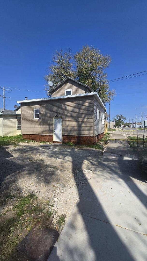 301 N W Ave, Kankakee, IL 60901 - rear view of house with driveway