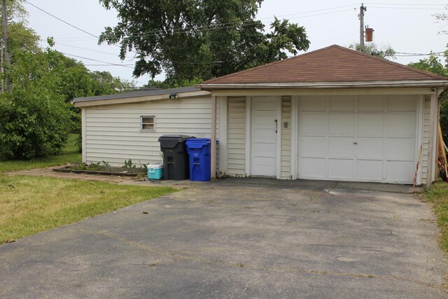 4627 Custer Ave, Lyons, IL 60534 - detached garage with asphalt driveway