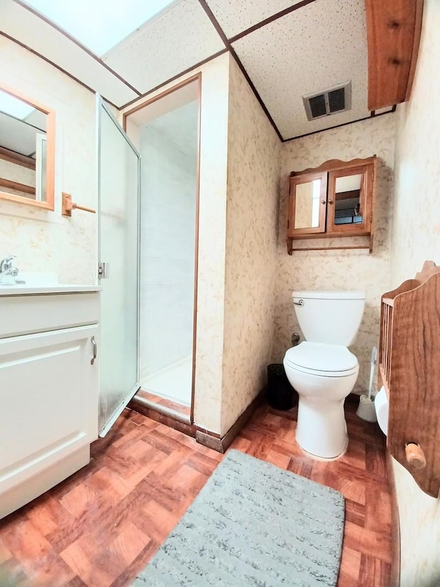 372 55th St, Clarendon Hills, IL 60514 - full bath featuring a stall shower, toilet, vanity, and wallpapered walls
