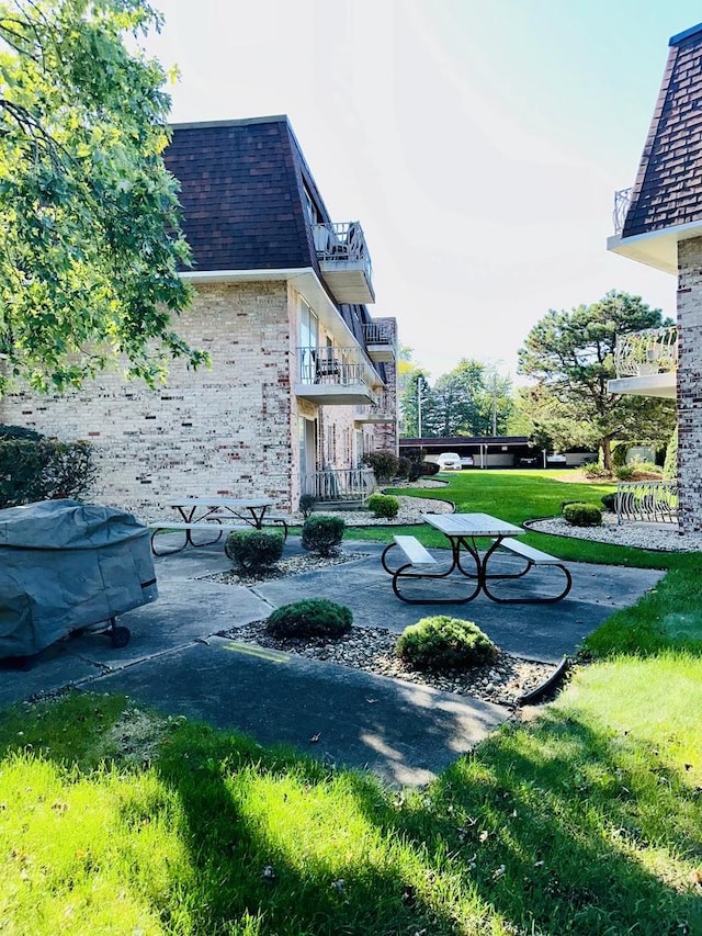 view of home's community featuring a lawn