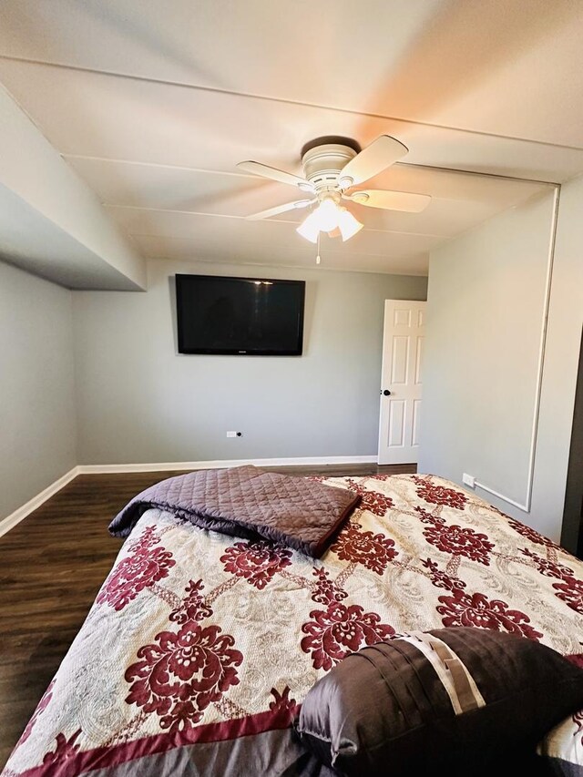bedroom featuring wood finished floors, baseboards, and a ceiling fan