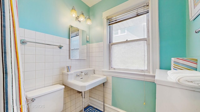 620 S Elmwood Ave, Oak Park, IL 60304 - bathroom featuring wainscoting, toilet, and tile walls