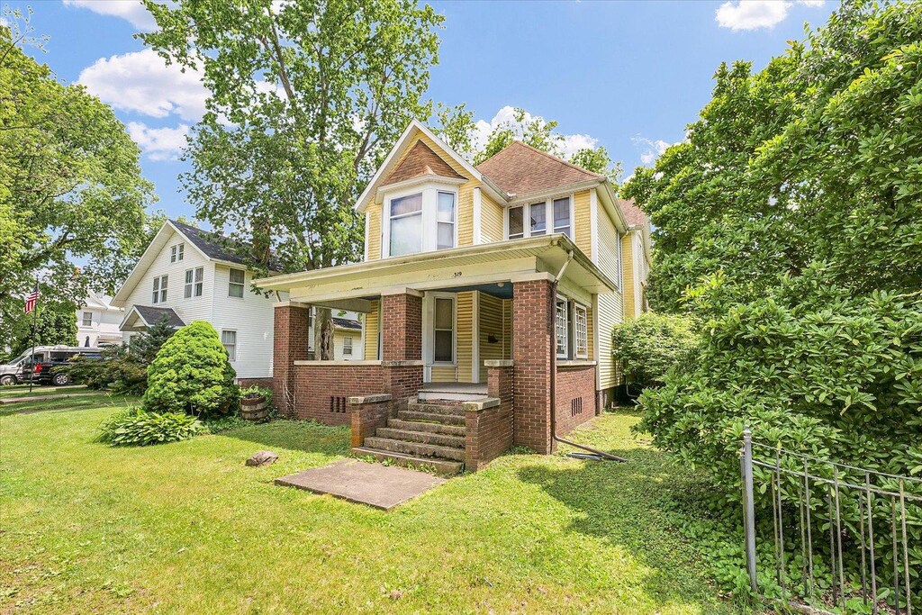 319 W Market St, Farmer City, IL 61842 - photo 1