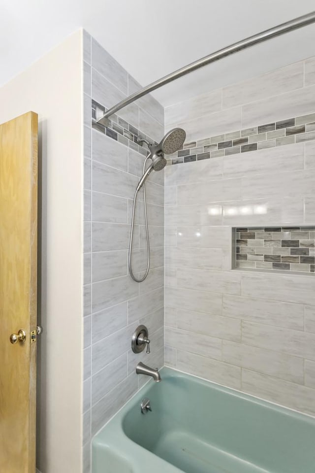 bathroom with bathtub / shower combination