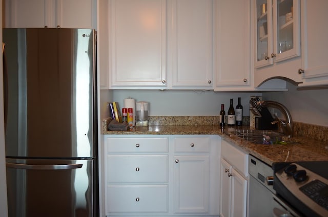 440 N Mcclurg Ct Unit 1017, Chicago, IL 60611 - kitchen featuring freestanding refrigerator, white cabinets, a sink, and glass insert cabinets