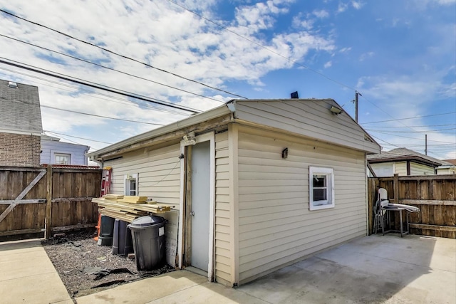 view of outdoor structure featuring an outbuilding and a fenced backyard