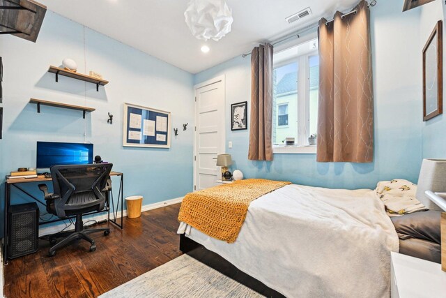 3940 N Ashland Ave Unit 2N, Chicago, IL 60613 - bedroom with wood finished floors, an office area, baseboards, and recessed lighting