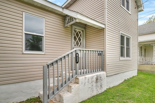 622 E Joliet St, Ottawa, IL 61350 - view of exterior entry featuring a lawn