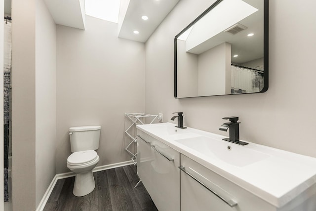 931 Old Oak Cir, Algonquin, IL 60102 - bathroom featuring wood finished floors, toilet, baseboards, double vanity, and recessed lighting