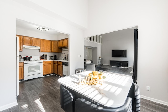 931 Old Oak Cir, Algonquin, IL 60102 - kitchen with white gas range oven, dishwashing machine, dark wood finished floors, under cabinet range hood, and light countertops