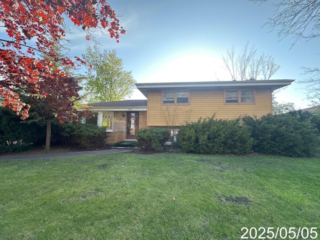 tri-level home featuring a front yard