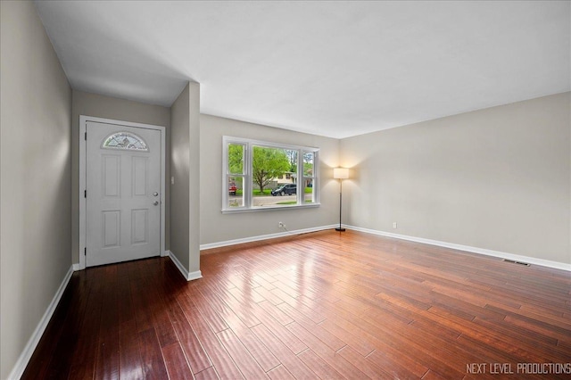 16 Circle Dr E, Montgomery, IL 60538 - foyer entrance featuring wood finished floors and baseboards