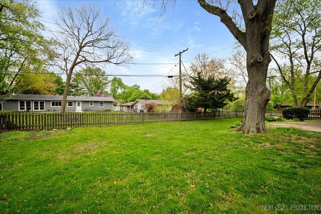 16 Circle Dr E, Montgomery, IL 60538 - view of yard featuring fence