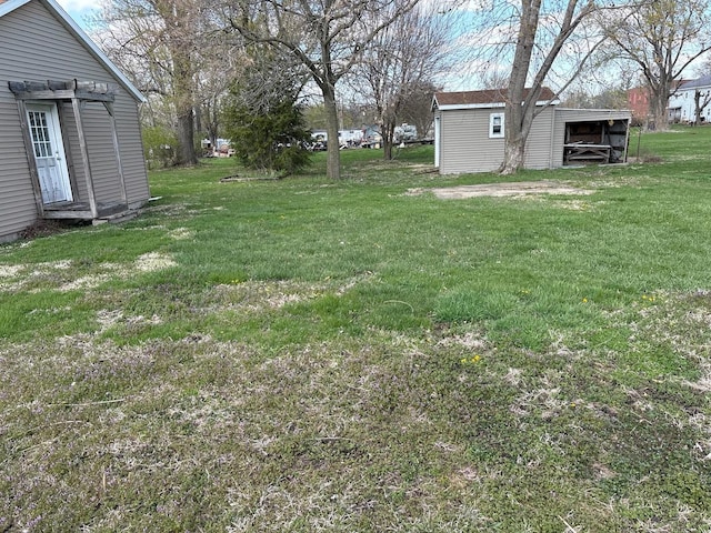view of green lawn