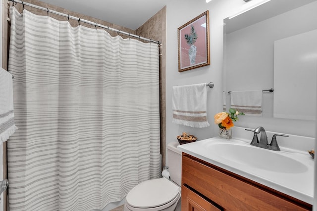full bathroom with curtained shower, vanity, and toilet