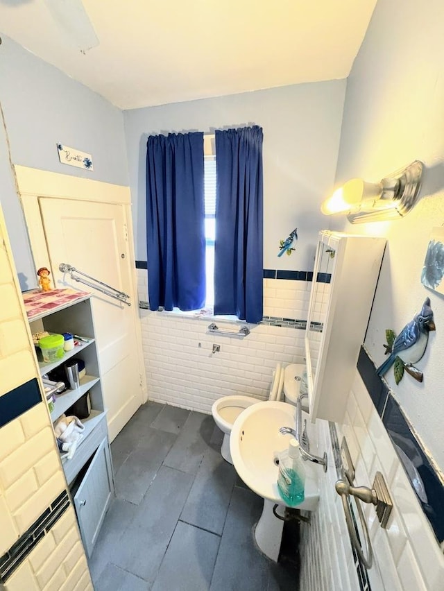 6427 S Winchester Ave, Chicago, IL 60636 - full bath featuring wainscoting, tile patterned flooring, tile walls, and a bidet