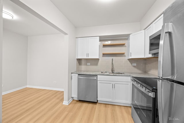 17963 Huntleigh Ct Unit 302, Country Club Hills, IL 60478 - kitchen featuring appliances with stainless steel finishes, a sink, light wood-style floors, white cabinetry, and backsplash