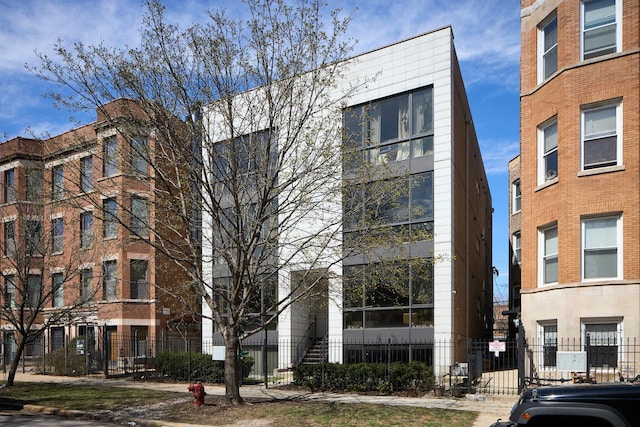 view of apartment building / complex featuring a fenced front yard