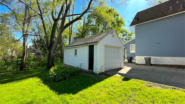 detached garage featuring concrete driveway