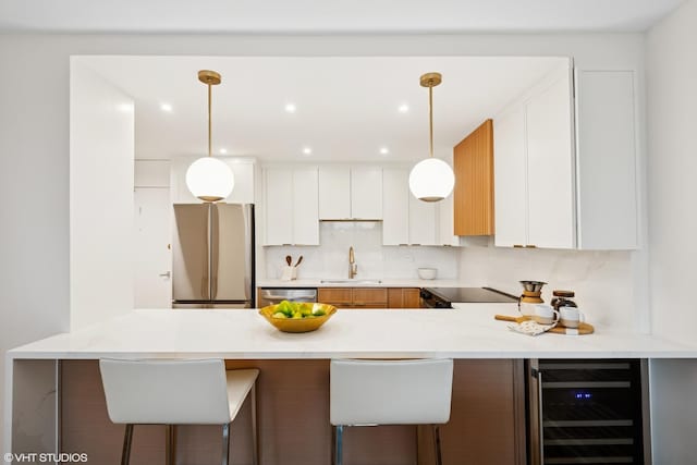 1560 N Sandburg Ter Unit 411J, Chicago, IL 60610 - kitchen with stainless steel appliances, beverage cooler, a peninsula, a sink, and recessed lighting