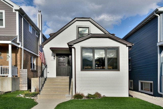 view of front facade with a front yard