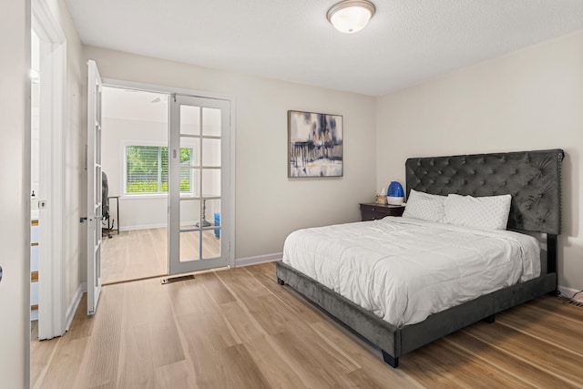 913 W Eads St, Urbana, IL 61801 - bedroom featuring light wood-style floors and baseboards