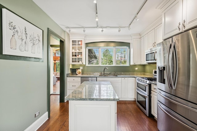 2141 Evans Rd, Flossmoor, IL 60422 - kitchen with stainless steel appliances, a sink, a kitchen island, and white cabinets