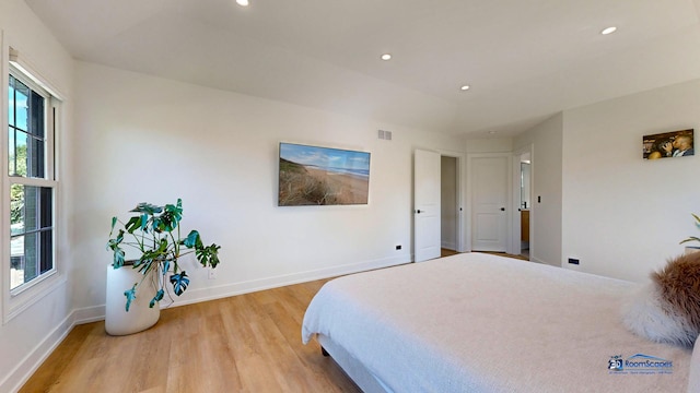 bedroom featuring light wood-style floors, multiple windows, baseboards, and recessed lighting