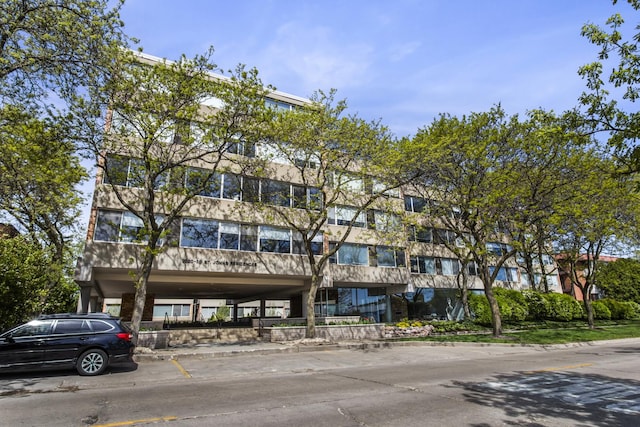 2020 St Johns Ave Unit 507, Highland Park, IL 60035 - view of apartment building / complex featuring a parking lot
