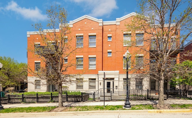 758 W 15th St Unit 3A, Chicago, IL 60607 - view of building exterior featuring a fenced front yard