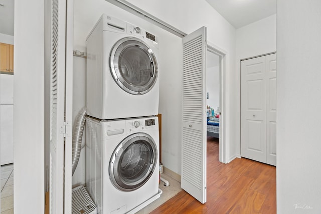 758 W 15th St Unit 3A, Chicago, IL 60607 - clothes washing area with stacked washer / drying machine and wood finished floors