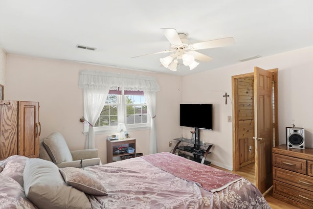 bedroom featuring light wood-style flooring and a ceiling fan
