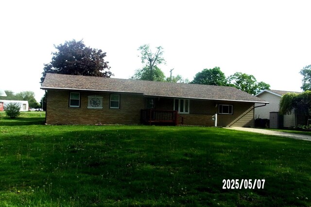 704 E Sycamore St, Watseka, IL 60970 - ranch-style house featuring brick siding and a front yard