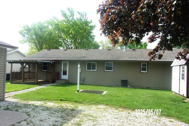 704 E Sycamore St, Watseka, IL 60970 - back of property with a yard and roof with shingles