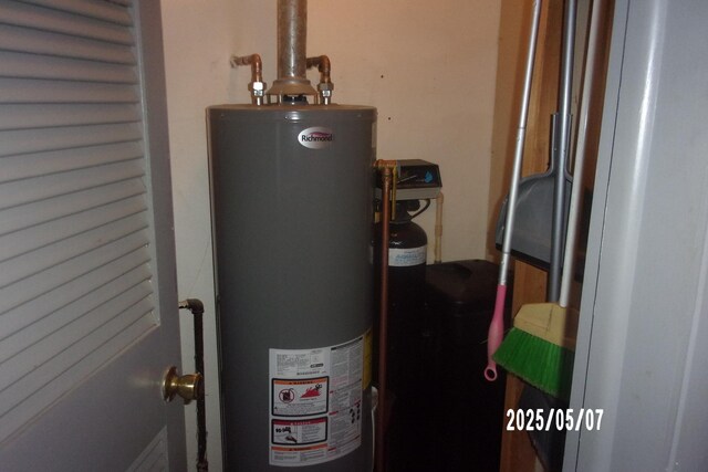 704 E Sycamore St, Watseka, IL 60970 - utilities featuring water heater