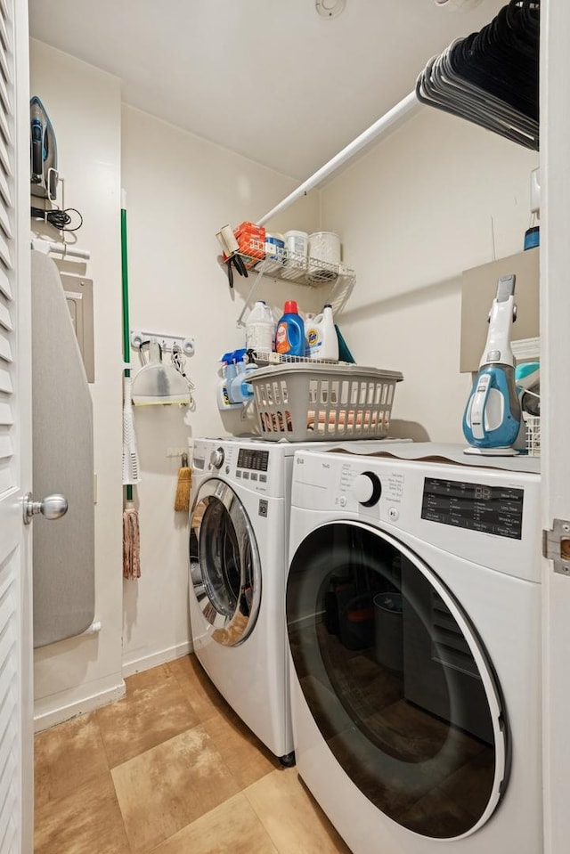 921 W Gunnison St Unit 1W, Chicago, IL 60640 - laundry area with washing machine and dryer