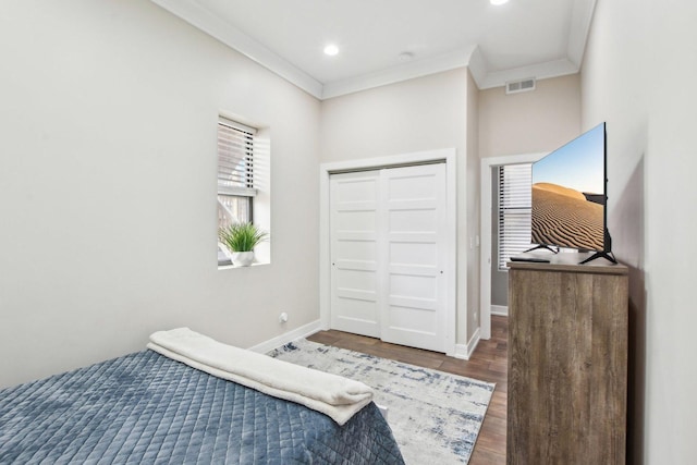 443 E 45th Pl Unit 3, Chicago, IL 60653 - bedroom with wood finished floors, ornamental molding, baseboards, a closet, and recessed lighting