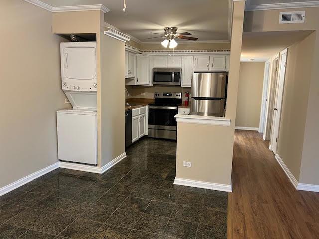 18063 Live Oak Ct Unit 1608, Tinley Park, IL 60477 - kitchen featuring stainless steel appliances, estacked washer and dryer, ceiling fan, crown molding, and baseboards